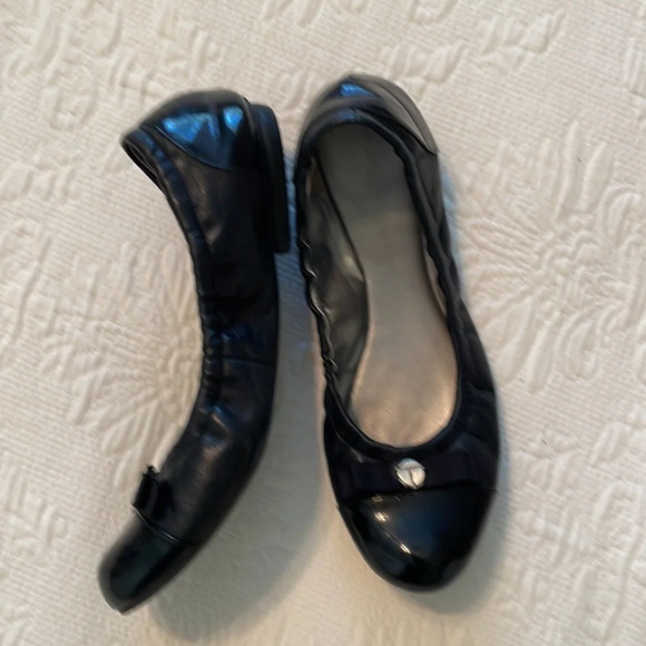 Tahari Gibson 6M Ballet Flats Black Patent Toe and Heel Bow Toe Silver Button - Picture 2 of 7
